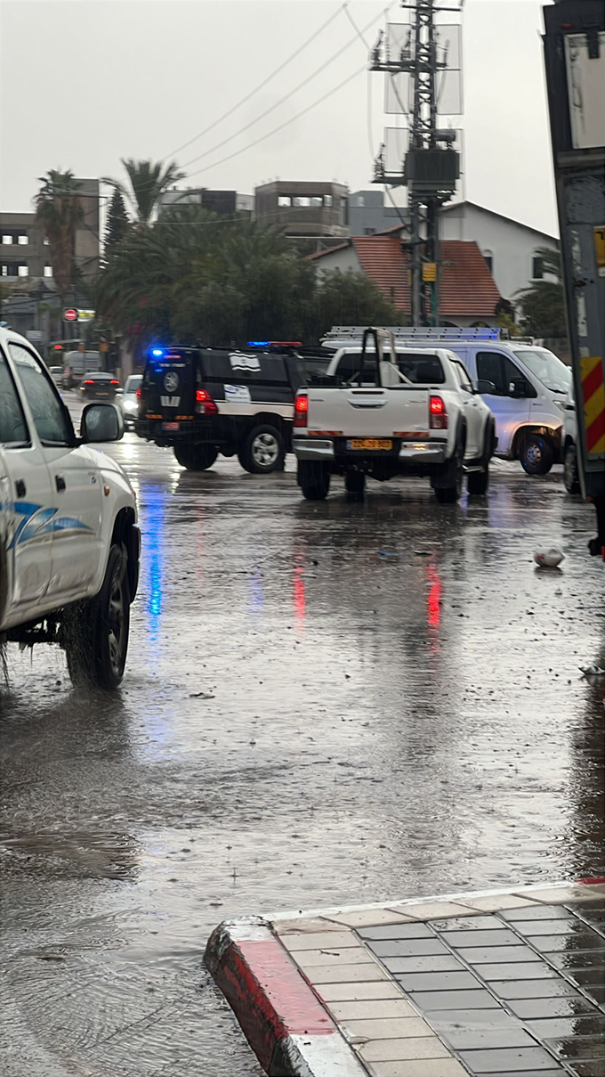 مياه الامطار تغرق منطقة مسجد الروضة في جلجولية